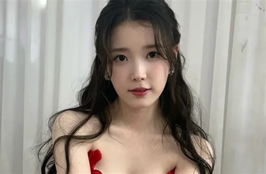IU thanks fans as she stuns in floral off-shoulder dress at award ceremony