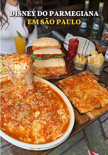 A DISNEY DO PARMEGIANA EM SP! 😱😍 Fomos navegar no @cana_mana, um restaurante localizado na Vila Olímpia que faz um Parmegiana gigantesco! E que com certeza é a Disney do Parmegiana 😋 Além de possuir um abiente super aconchegante de frente para praça e terraço na área superior! ❤️ Pedimos👇🏻 🥩Filé Mignon à Parmegiana 🥖Lanche de Parmegiana 🧀Petisco de Parmegiana E muito mais!! 🤩🤩 CURTIU? Então já marca o @ que vai te levar!! 🔥🔥 🥘@cana_mana 📍Rua Guararapes, 1942 - Cidade Monções, SP *P