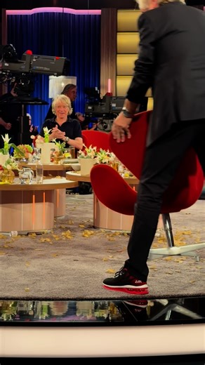 Helge Schneider on Instagram: "Atemberaubende Stands und wirklich wahre Geschichten von Helge, gibt’s heute Abend beim Kölner Treff! Ab 22 Uhr im WDR Fernsehen @freerunningschlappen"