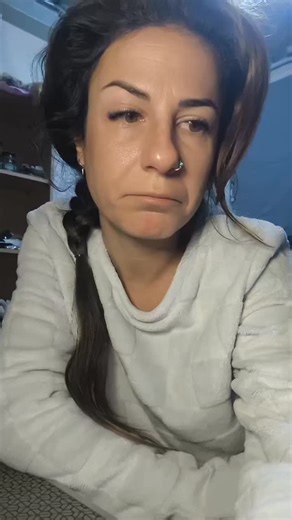 Alba Bordonaba on Instagram: "Hay cosas que revuelven el estómago. No por teorías. No por ficción. Por hechos. Bebés, niñ@s y jóvenes utilizad@s. Poderosos protegiéndose entre ellos. Silencios comprados. Archivos sellados. Nombres que no aparecen. Preguntas que nadie responde. Lo que más duele no es solo lo que pasó. Es la indiferencia. Es el “eso no puede ser verdad”. Es la comodidad de mirar hacia otro lado. Cuando el dinero y el poder pesan más que la vida de una persona, algo está profundame