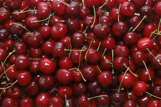 La succosità della ciliegia incanta le manicure di primavera
