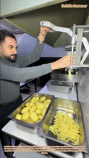 Couper des pommes de terre en frites à l'aide d'un coupe-légumes à levier