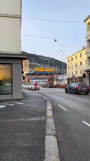 KUN 8 DAGER TIL PREMIERE🎄 Rampenissen, også kjent som Ole Henry Snildalsli, har sneket seg inn på Forum Scene🎅🏼 Der skal han sammen med YLVIS, Martha Leivestad og Jan Tore Kristoffersen skape årets gøyeste førjulstradisjon: JULEGØY! Premiere 3. desember. Dette vil du ikke gå glipp av! Sikre deg billett på Ticketmaster før det er utsolgt🎫 | Forum Scene