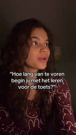 Je wil optijd beginnen met leren, maar de eindstand is dat je de dag voor de toets nog moet beginnen… herkenbaar? Gelukkig kun je je lesstof gemakkelijk in Knowunity zetten en doormidden van flashbacks, samenvattingen en oefentoetsen gemakkelijk oefenen. En je lastminute vragen? Die stel je aan schoolGPT! Life saver hihi 🤭 #leertips #toetsweek #school #knowunitynl #schooltips