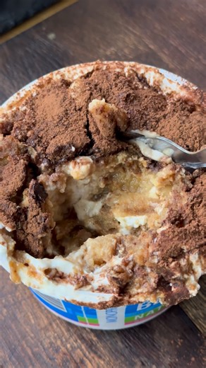 cloclo 🍊 on Instagram: "La trend cheesecake yaourt but make it tiramisu 🫦 Ingredients : -1 pot de yaourt grecque/skyr/fromage blanc -1 cac de vanille en optionnel (optionnel) -sirop d’érable -des boudoirs imbibés de café 📝 au frais minimum 6h C tout mdr #recette #recettefacile #trend #cheesecake #tiramisu"