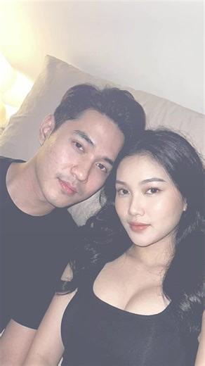 Foto Realistis Pasangan Muda di Tempat Tidur