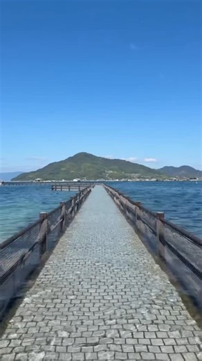 【公式】江田島市商工観光課 on Instagram: "江田島の人気スポット、クリスタルロード！ 大潮のときだけ現れる“海に沈む道”🌊 ⁡ 海の上を歩くみたいな不思議な体験、 してみませんか？ ⁡ ぜひ見に来てね！😊 ⁡ ⁡ ━━クリスタルロード━━ 大潮・満潮・潮位３５０ｃｍ以上の条件で 海に沈む遊歩道 ⁡ 場所: 広島県江田島市能美町中町 長瀬海岸 ⁡ 𓐄 𓐄 𓐄 𓐄 𓐄 ⚐ﾞ𝚎𝚝𝚊𝚓𝚒𝚖𝚊𓐄 𓐄 𓐄 𓐄 𓐄 #江田島市 #江田島 #えたじま #江田島観光 #広島観光 #観光 #じゃけぇ広島に恋しとる #国内旅行 #えたじまファン #ええじゃろ広島 #船旅 #島旅 #海に沈む道 #クリスタルロード #絶景スポット #海さんぽ #映えスポット #潮見表 #離島の魅力 #瀬戸内海 #初恋のきた島 ＃日本の島巡り旅 #japan #etajima #etajimacity #japantravel #hiroshima #countlyside #instatravel"