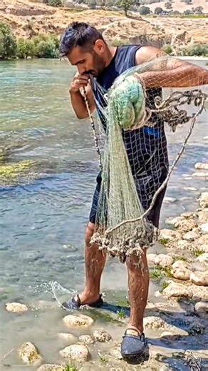 How to Throw a Cast Net Correctly | Easy Fishing Tutorial 🐠