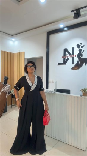 Je suis pas l’auteur de cette musique ⸻ Ayab – Nouvelle Collection Découvrez Ayab, notre superbe combinaison pensée pour des femmes raffinées, élégantes et confiantes. Un style chic, moderne et affirmé — le meilleur choix pour sublimer votre silhouette en toute occasion. Tailles disponibles : M, L, XL, XXL Pour plus d’informations ou pour commander : WhatsApp 225 07 09 98 08 58 | K&L boutique