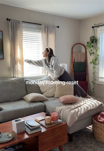 This sunshine and 60 degree weather inspired me to start a little morning routine series because I love watching these types of videos, and turns out, I like making them even more 🤗 #morningreset #morningroutine #monday #lifestylevlog #sunshine