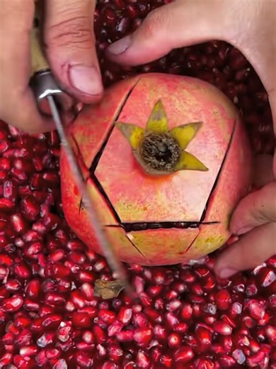 The best and only way to cut open a pomegranate | Simple ideas