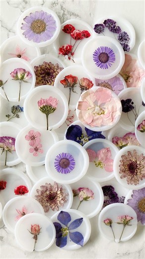 DIY tips for making pressed flower wax seals 👇🏼 Here’s what you’ll need: Dried pressed flowers, vellum or white sealing wax, a blank wax stamp. (Psst. all of these supplies can be found in my online shop!!) First pour your wax, place your flower on top of the wax, press with a blank stamp, let cool, remove stamp and you’ve got a gorgeous pressed flower seal! A few tips: 👉🏼 When the wax is too hot it will cover up portions of the flowers or completely cover dainty flowers. Make sure you maint