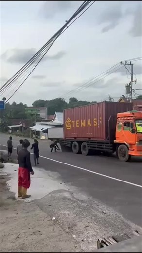 PUSAT LOKER HSE on Instagram: "Sebuah truk kontainer mengalami kecelakaan di kawasan Bili-Bili, poros Pinrang–Parepare, Selasa (10/2/2026). Truk diduga tidak kuat menanjak hingga mengalami rem blong dan akhirnya terbalik tepat di depan rumah warga. Peristiwa ini sempat membuat arus lalu lintas terganggu. Beruntung, tidak ada korban jiwa dalam kejadian tersebut. Informasi awal diperoleh dari laporan warga di sekitar lokasi."