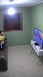 VzqzEmmanuel (@vzqzemmanuel92)’s video of niño que rompe la televisión