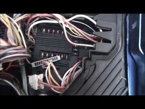 Removing the Renault Megane engine compartment fuses
