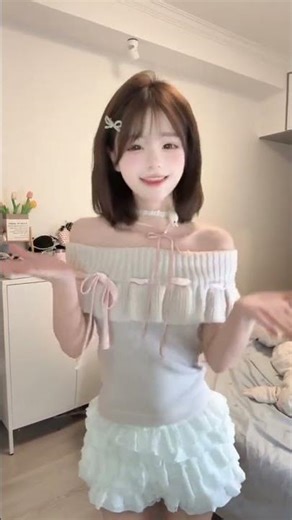 Twist & Charm: The Sweet Girl Dance Move