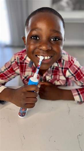 Desmond Koolen - The I Feel Good Kid on Instagram: "The Oral-B Vitality Kids 300 toothbrush comes in two superhero versions a frozen and spiderman one. It’s the perfect toothbrush to get the kids to love brushing. 4 stickers to decorate the handle, a small brush head sized for kiddy teeth in mind and soft bristles to not hurt the gums. Two speeds and a built in timer to make sure brushing is effective. Best of all a charger to keep your brush running all the time just like your little one. Brush