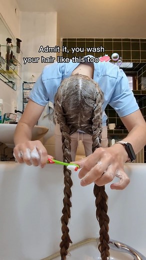Admit it, you wash your hair like this too🧼🫧 Today I decided to try something crazy — washing my hair with a toothbrush! Tiny but powerful, it managed to clean every strand. Honestly, it worked better than I expected! Would you dare to try it too? #hairhack #funnyideas #toothbrushchallenge #crazyhairday #selfcarefun #hairtutorial, #contentcreation, #wigtok, #hairstyle, #fashionVorschläge #naturalhair, #hairtutorial, #blackhairstyle, #haircare, #fyp | Svit Anka