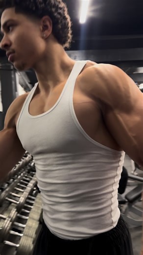 Raphy on Instagram: "#gymmotivation #gym #reels #motivation #curlyhead #explorepage #natural #naturalbodybuilding #natty #nattybodybuilding"