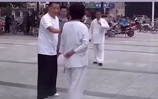 夸张的表演，是拉活儿的基础