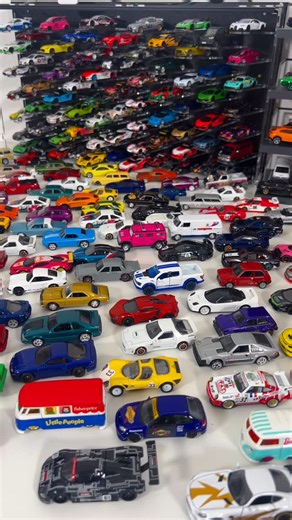 The Garage is Open! 🚗🔥 My full 1:64 Scale Collection Tour is now live on DLAN Cars. Why stick to one brand when you can have them all? Today we are showcasing the „Big 5“ of my collection: 1️⃣ Hot Wheels: For the fun and variety. 2️⃣ Matchbox: For the realistic daily drivers. 3️⃣ Majorette: For that bouncy suspension and French flair. 🇫🇷 4️⃣ Johnny Lightning: For heavy, metal-on-metal American Muscle. 🇺🇸 5️⃣ Mini GT: For when I need absolute perfection and true scale. 💎 It is amazing to s