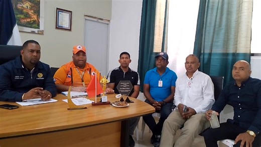 Se llevó a cabo una rueda de prensa en el despacho del alcalde Miguel Colomé,una representación de encargados departamentales y la defensa civil: para trabajar en operativos de protección haciaos municipes del distrito. Ante en fenómeno natural que nos afecta en estos momentos. | Patio Studio