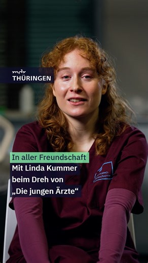In ihrer Rolle als Assistenzärztin Tamar Hummel ist Linda Kummer seit 2024 bei In aller Freundschaft - Die jungen Ärzte​ zu sehen. Im Johannes-Thal-Klinikum hat sie ihren ersten festen TV-Job an Land gezogen. Direkt vom Studium ans Set - alles andere als eine Selbstverständlichkeit für eine Schauspielerin. Für "alpha UNI" durften wir Linda bei einem Drehtag in Erfurt begleiten. Das Ergebnis seht ihr bei "Meine erste Hauptrolle: In aller Freundschaft - Die jungen Ärzte": auf youtu.be/PVKwW-2FkPk 