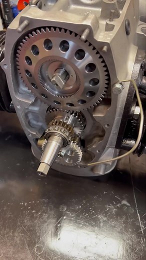 First of 3 videos explaining the procedure to set the cam timing on KS600-KS601 See next video | Zundapp Fool