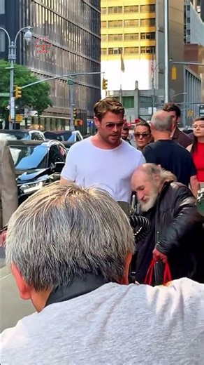 Chris Hemsworth saying hello to the radio man. #chrishemsworth #fyp
