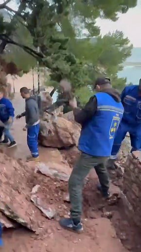Sveti Stefan; iznad "gostinske" plaze. Aktivnosti na uklanjanju obrusenih stijena. | Vodovod i kanalizacija BUDVA
