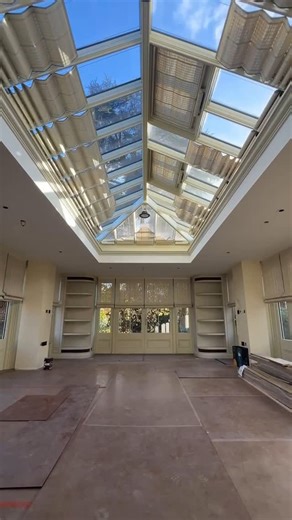 All About Art And Architecture on Instagram: "You can’t beat a classic pinoleum blind in our opinion. This gorgeous garden room is fitted head to toe in @specialistukblinds’s English pinoleum, painted in Farrow & Ball Slipper Satin, with a natural & sea mist stripe edge braid. #homedecor #homeinspo #windowblinds #automatedwindowblinds #blinds #home #farrowandball #architects_review"