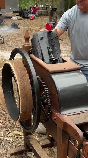 Antique Corn sheller in action at the Florida Flywheelers tractor show #shorts