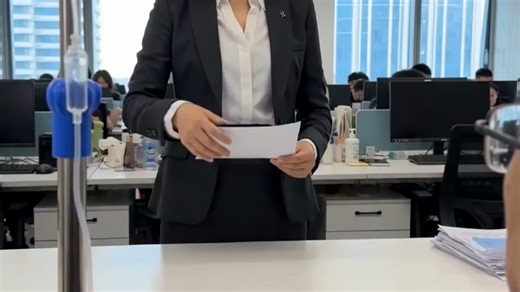 手电筒的商业闭环——五万大妈跳《小苹果》闪崩服务器，那是下沉市场高效社交裂变。