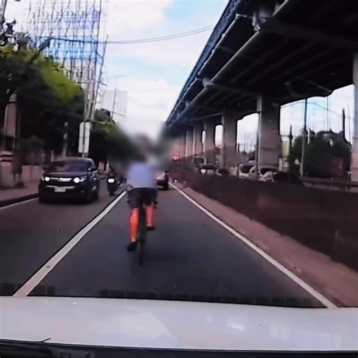 From a reader: “Di ko maintindihan bakit kailangan niyang: 1. Gumitna. Wala namang pakaliwa dyan. Nasa tabi na siya kanina; at 2. Mag-standing pedal position. Patag pa naman sa stretch na yan. Nasa 200m away pa yung paakyat. “Buti na lang, naka-distansya ako nang konte at mabagal ang takbo. “And BTW, hindi ko binusinahan yan nung gumitna. Baka may magsabi dyan na ginulat ko ng busina.” Join The VISOR Community. 💪 | VISOR