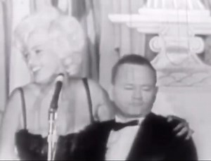 At the 18th Golden Globe Awards in 1961, Jayne Mansfield and Mickey Rooney shared a memorable comedic moment on stage while presenting a special award for actor Cantinflas. The petite Rooney joked, "Who wants to be tall?" while standing next to the tall Mansfield, who affectionately patted his head and kissed him during the segment. #GoldenGlobes1961 #ClassicHollywood #JayneMansfield #MickeyRooney #VintageTVMoments | Scotty Tagle