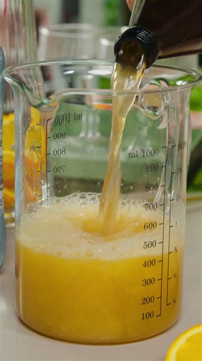 Mimosa Cocktail ohne Alkohol – Mocktail-Rezept mit Orangensaft & Kombucha 🍹🍊 | REWE Deine Küche