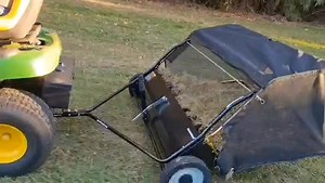 Barredora de césped y hojas Draussen DRBH-42 Es un equipo muy innovador que permite aumentar la versatilidad de tu tractor de jardín. Ideal para recoger hojas, pasto y otros desechos del césped. Posee un ancho de trabajo de 42" (106 cm) y una capacidad de 380 litros para almacenar hojas/pasto. Se vacía fácilmente desde la posición del operador. Incluye cepillos de gran durabilidad y reemplazables. La barredora de césped se mueve sobre dos ruedas semi-neumáticas y muy robustas. Tenemos disponible