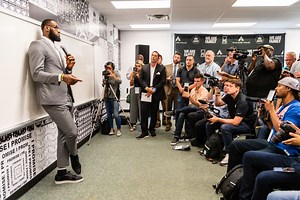 LeBron James finalmente promueve su película para este verano ¿qué hizo?