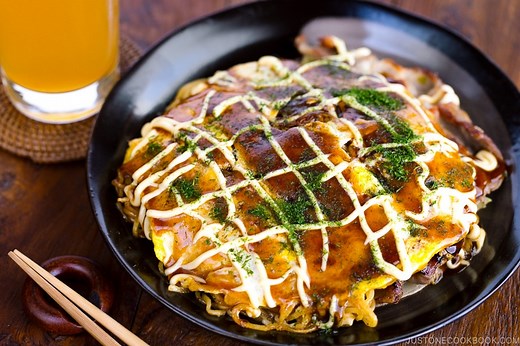 Hiroshima-Style Okonomiyaki (Video) 広島風お好み焼き