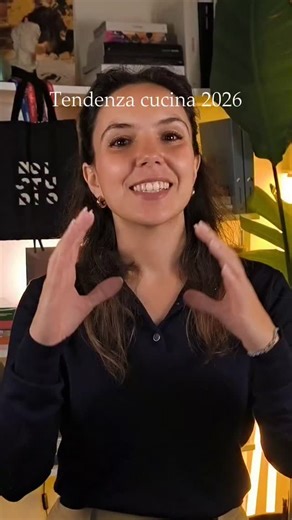 Nel 2026 la cucina smette di mimetizzarsi e diventa materia dichiarata.😌 Il metallo entra come linguaggio progettuale: riflette, stratifica, costruisce ritmo.✨ Non decorazione, ma struttura. Non moda, ma posizione culturale.💪🏼 #homedecor #interiordesign #casa #metallo #tendenza | Francesca Culcasi Architetto