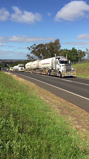 Oldie but a goodie 🚛⛽️⛽️⛽️💨 @INLANDPETROL #inlandpetroleum #fyp #kenworth #trucktok #australia #roadtrain #triple