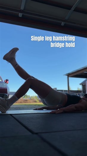 Single leg hamstring bridge hold