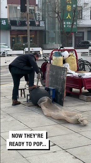 How popcorn used to made in China! 🍿🇨🇳 - 🎥 viata_in_china