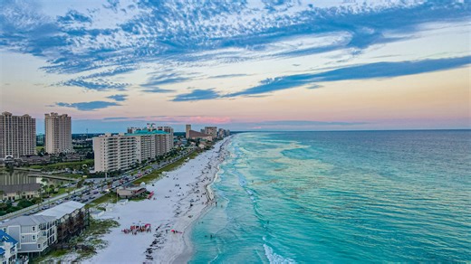 8 Airbnbs in Destin on the Beach: Condos, Homes, & Townhouses