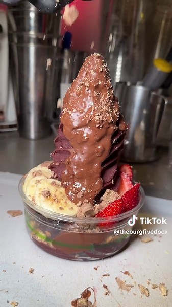 December Specials part 2!! Australian First, possibly the world’s first!!! We are going a bit silly here with this one! Kit Kat on Acai? Yep, you are reading that right!! All the goodness of melted chocolate with chunky Kit Kat wafers!! It’s like Kit Kat Ice Magic on acai!! #acai #dessert #fyp #viral #oldschool