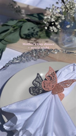 Mothers day dinner movie night set up ✨📽🥂 Message us or e-mail us at info@flutterandbloomevents.com to book us for your next event 🍾 . . . . #luxurypicnic#eventplanner#movienight#dateideas#movienightideas#dinnerparty