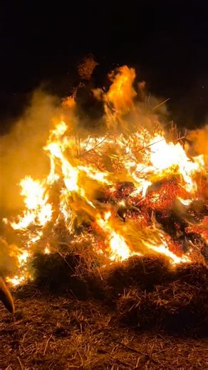 Fabian Pede • Nordfriese on Instagram: "Biike in Nordfriesland! 🔥 Am 21. Februar feiern wir Friesen jährlich das „Biikebrennen“ - ein jahrhundertealter Brauch. Wo und wie feiert Ihr denn die Biike? 😊 💡Das Biikebrennen in Nordfriesland ist seit 2014 sogar ein immaterielles UNESCO Kulturerbe. 💡Das Wort „Biike“ kommt aus dem Sylter-Friesisch und bedeutet „Zeichen“ oder „Seezeichen“. Wenn das Wetter mitspielt, kann man die Biiken kilometerweit sehen. Vom Stollberg aus sieht man zum Beispiel die 