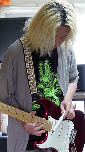 【衝撃】鼻毛カッターでギターの弦は切れるのか？ #shorts #guitar #検証