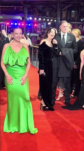 Jella Haase bei der 76. Berlinale-Eröffnung #jellahaase #larseidinger #trendig #greendress