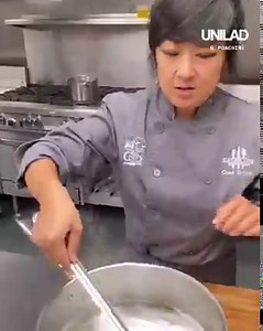 She perfectly poaches multiple eggs at once! 🤯 | UNILAD